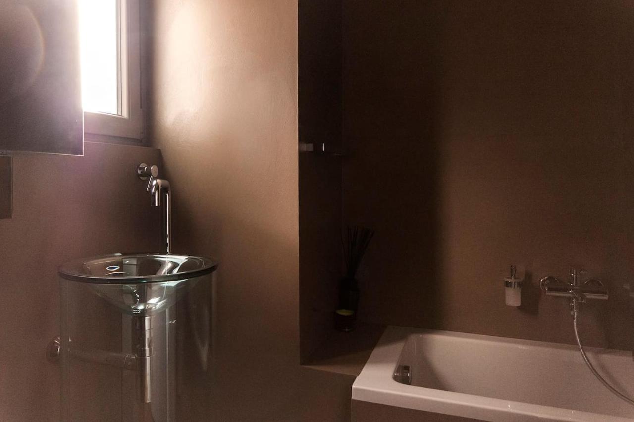 Luxury Designer Space In Shopping District Apartment *